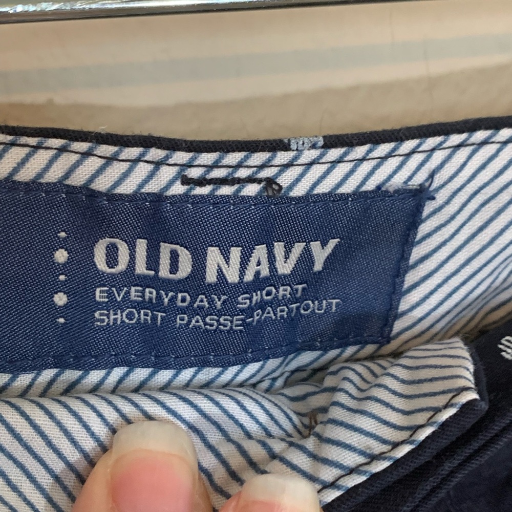 Old Navy (size 14) Everyday Khaki Navy with Polka Dot Shorts - Picture 8 of 9